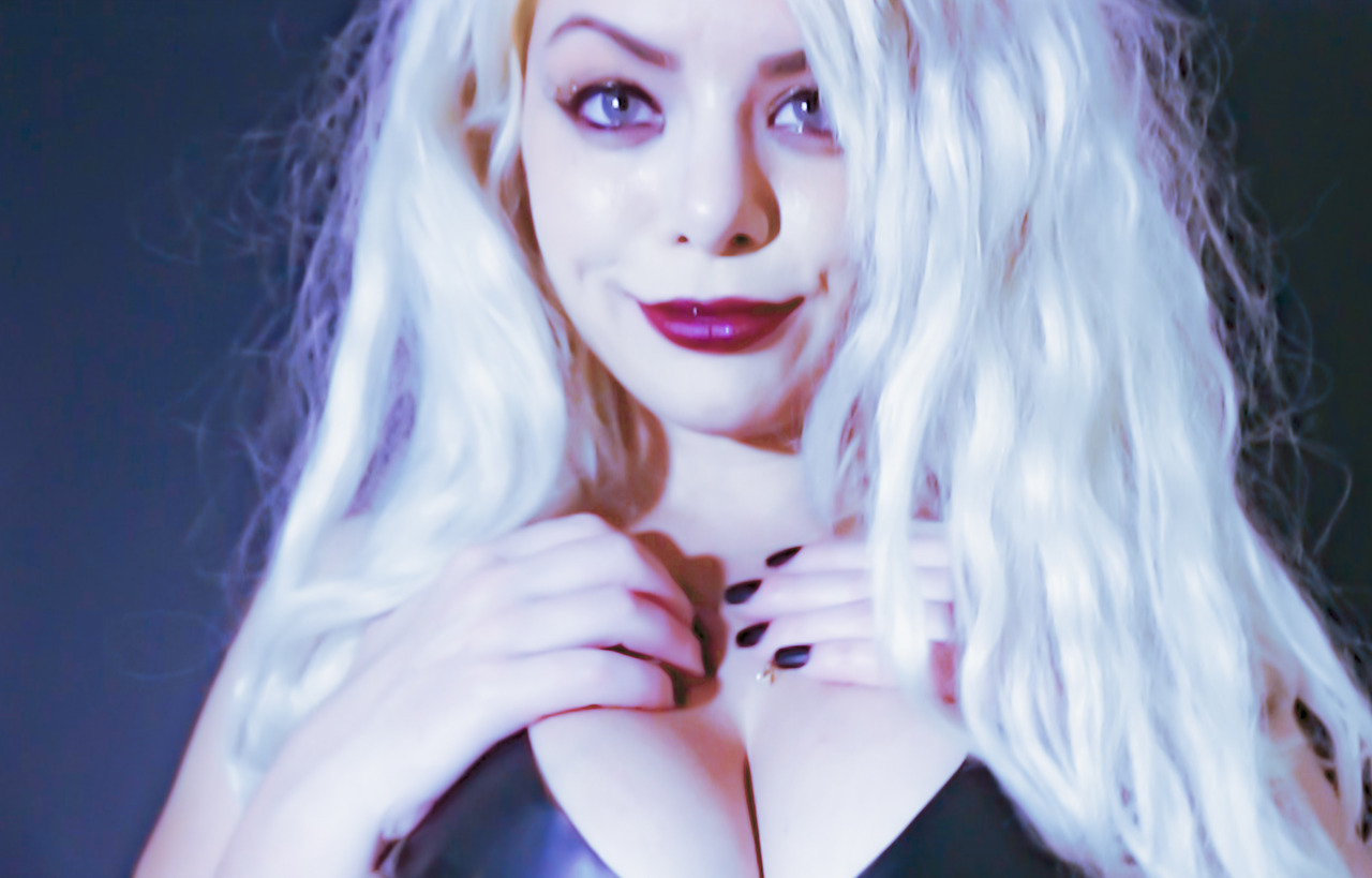 queenhissah:  mindcontrolbarbie-blog:  look deeply into my eyes.   Look deep. Ssssstare