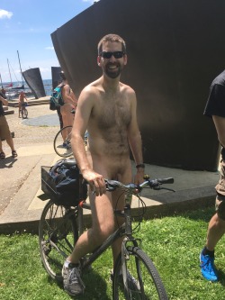 punud:  Hanging out with friends at the World Naked Bike Ride in Toronto