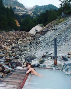 Japanese Onsen, Via Oguro.keita  長野県 本沢温泉「元湯本沢温泉」標高2150M。通年営業の宿では日本一の高所にある露天風呂。望む硫黄岳の山頂は遥か上空で、見下ろす下界は写真から下方へ続くガレ場と、高所感まるでゼロ！数字に魅せられて訪れるマニア多し(^^)