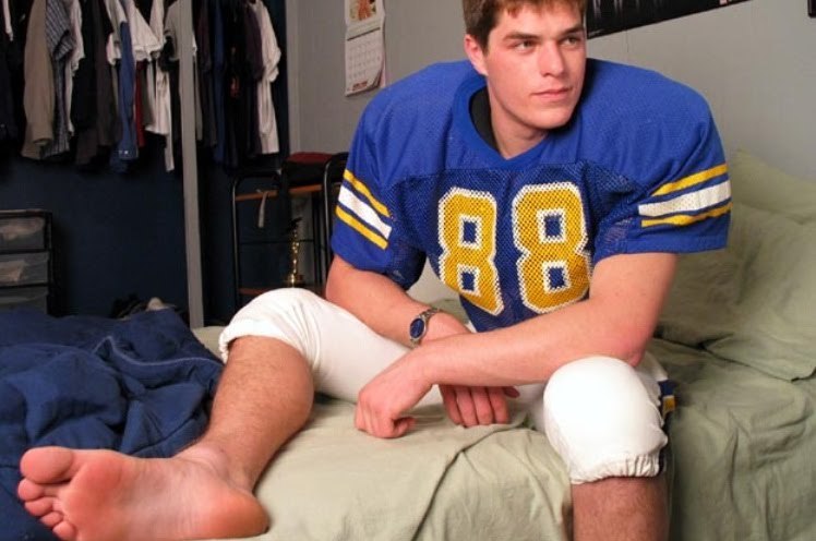 realmenstink: misterfeet:  yumyumyumyumyumyumyumyum  SMELLY COLLEGE JOCK FEET !!!