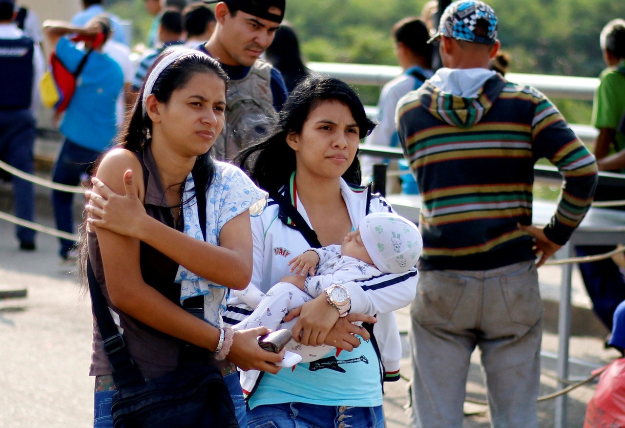 FRONTERA. Cientos de personas intentan cruzar el puente internacional Simón Bolivar que une a Colombia con Venezuela el en Cúcuta, Colombia. Las autoridades colombianas intensificaron los controles para el ingreso de migrantes venezolanos, lo que...