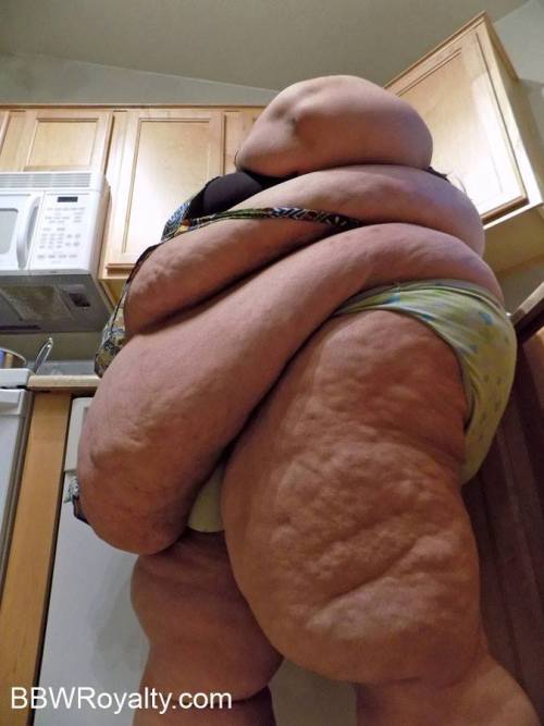 fatloverluis:  bavarian-fa:  So irre fett… so viel Cellulite… dieser Körper ist göttlich geil!   *_*