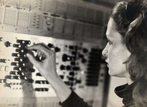 seanbonner:  bushdog:  The pioneering women of electronic music – an interactive timeline – The Vinyl Factory いちおう、性転換したウェンディ（旧ウォルター）・カルロスも入っているのか。  Check out that ring in the