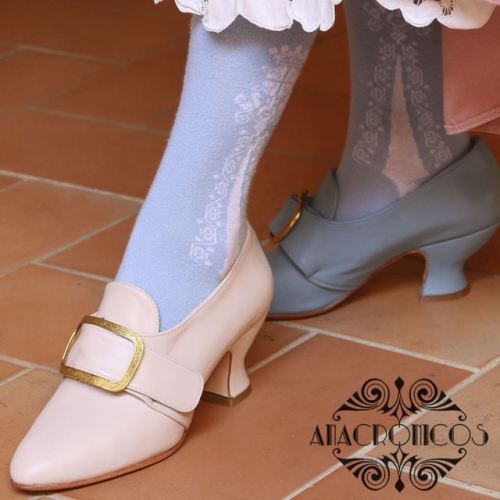 La promocióLast month, I helped my friend with her new historical shoes shop “anacronicos, vestir en