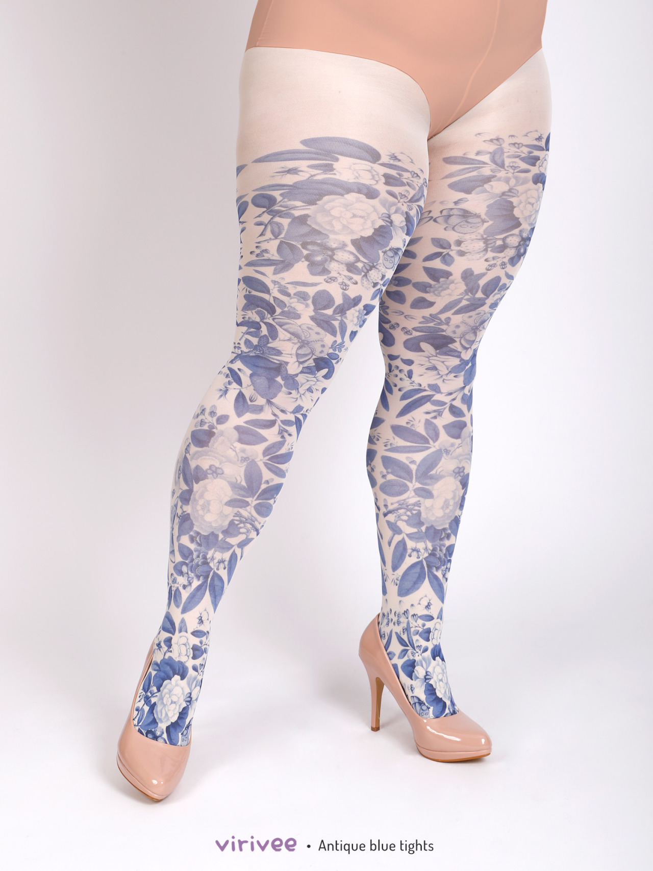 Antique blue floral tights  Blue floral print with on ivory SEMI-OPAQUE tights.
The material is super soft, fits nicely thanks to its comfortable stretch. 40 denier, semi-opaque, soft touch microfiber tights.
•  Unique design
• Semi-opaque tights
•...