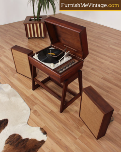 midcenturymodernfreak:  Reader’s Digest “Cyclophonic” Record Player Stereo  Apparently, Reader’s Digest issued many LPs with the ‘Cyclophonic’ process under RCA. So, naturally they came out with a record player to take advantage of the ’New