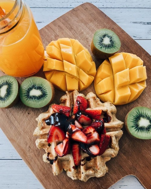 healingessie:  one of my favourite days of the year is the day mangoes come back into season. They are without a doubt one of my favourite foods, I can’t wait to fill my belly with them this summer. I’ve been craving fruit a lot more again lately,