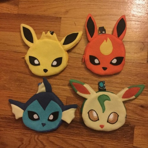 Finished up some more coin purses for @animenextcon ! Pattern by @sewdesune #eevee #eeveelution #fla