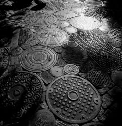 babblzoom:  ronbeckdesigns:  a collection of old manhole covers from the scrapyards of Los Angeles, used to cover a driveway (photo by Ildiko Lazslo)       (via TumbleOn)