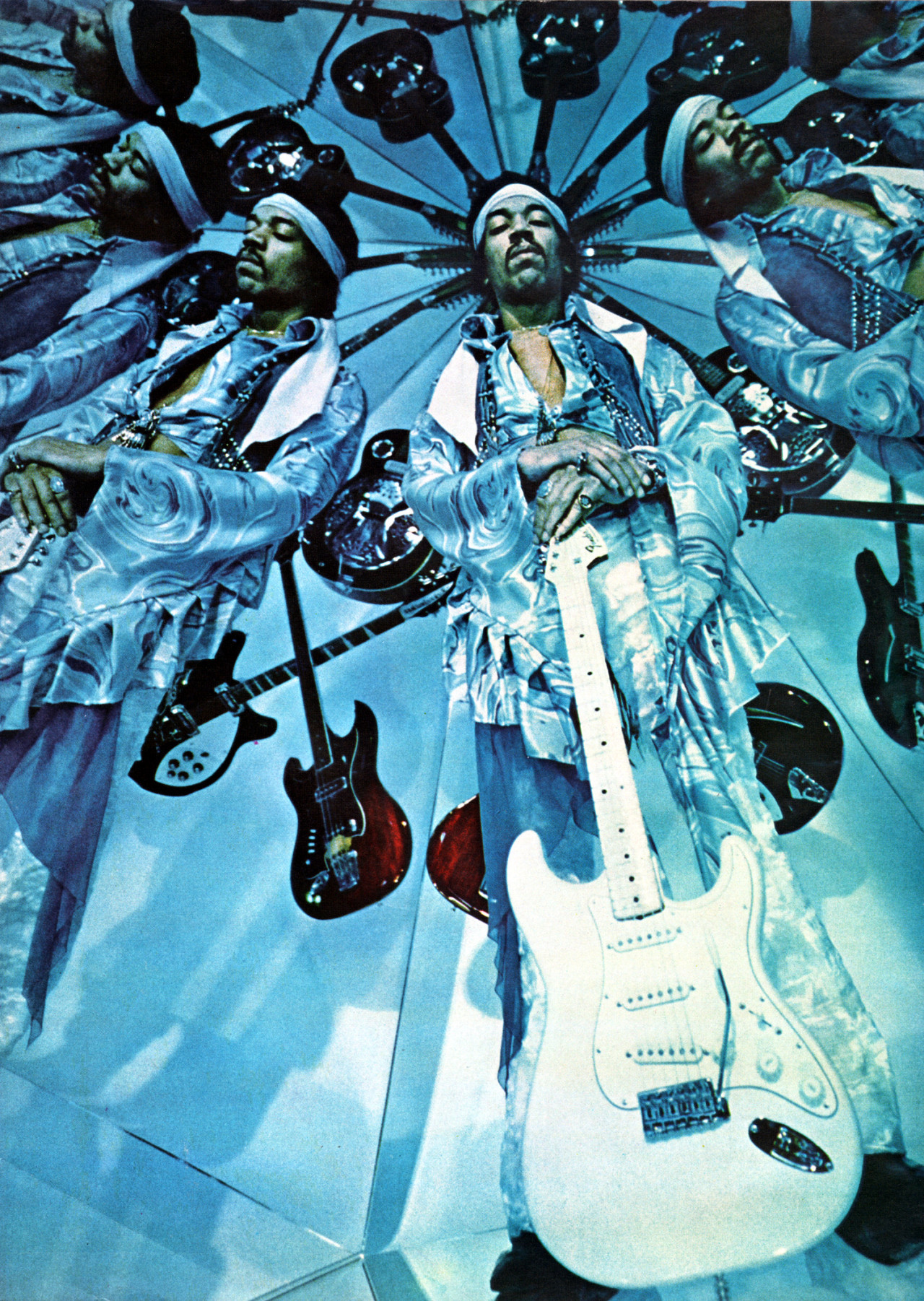 transistoradio:
“Jimi Hendrix photographed by Raymundo de Larrain for LIFE, vol. 67, no. 14 (October 3, 1969).
”