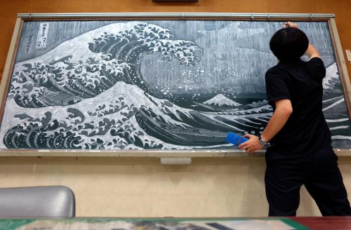 Japanese art teacher Hirotaka Hamasaki blows everyone away with amazing chalk masterpieces.