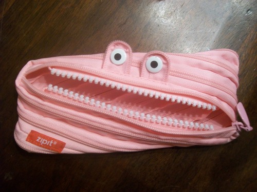 sweet-bitsy:ladybeemer:I’M LAugHING LOOK AT THE PENCIL CASE I BOUGHT TODAY omgＧＩＶＥ ＭＥ ＹＯＵＲ ＷＲＩＴＩＮＧ ＵＴＥＮＳＩＬＳ ＦＯＲ Ｉ ＨＵＮＧＥＲ