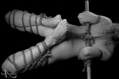 axelanderphoto:  Shibari lets you enter in whole new world of inner light ! 