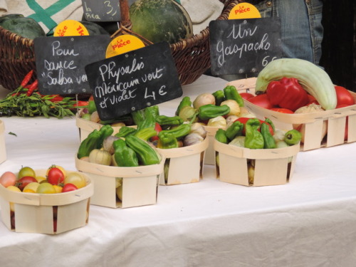 Poivrons, tomates et autres légumes pour la cuisine mexicaine et espagnole, marché du samedi, Apt, 2