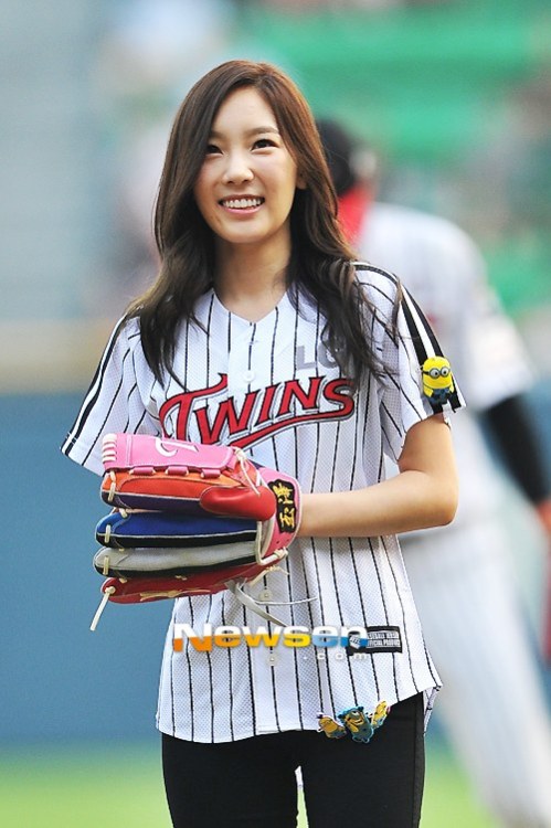 Taeyeon (SNSD) - LG Twins &amp; Nexen Heroes Game Opening Pitch Pics