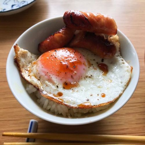 家族の仕事の都合で大阪から東京に引っ越してきました。土井善晴先生のハムエッグ丼にならってソーセージエッグ丼で朝ごはん。