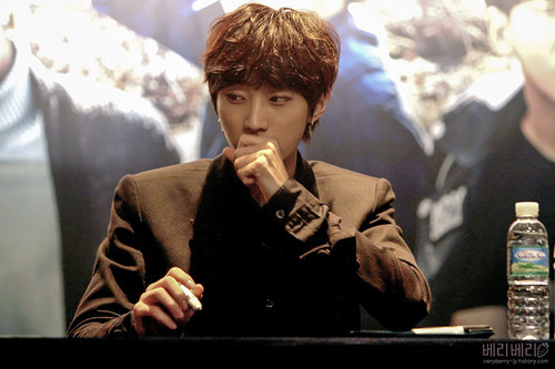 usabana:  140124 Leader Jinyoung at Gwanghwamun Hottracks Fansign cr. veryberry-jy