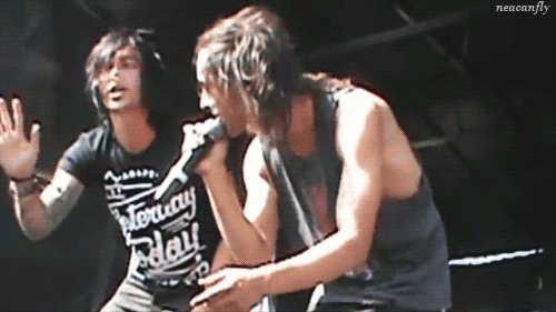 theperfectkellinquinn:  justtagirlandbands:  More bands stuff in my blog <3  Kellic is the best 