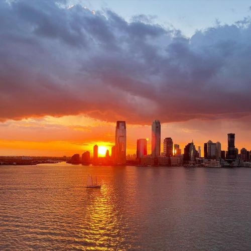 Sunset on Hudson…#nyc #newyork #newyorkcity #hudsonriver #sunset (at New York, New York) http