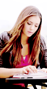 gilbertelena:  Elena’s different styles in her visions (5x18) 