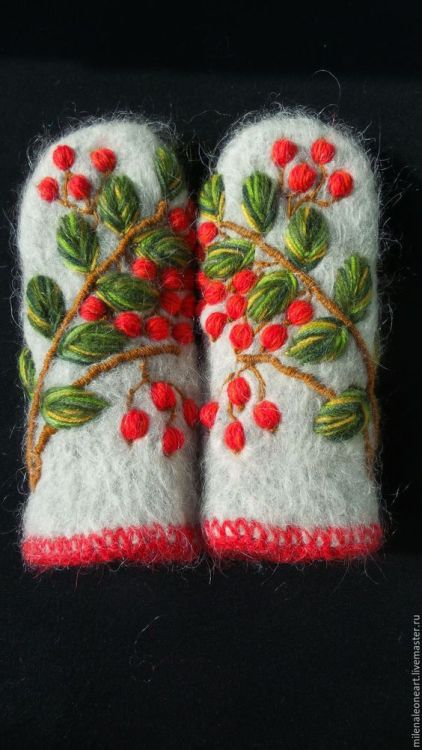 As winter is coming soon, I thought this was a pretty pair of mittens.  It’s actually for sale here: