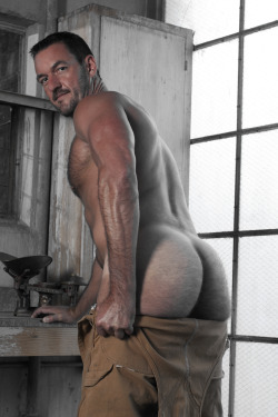 bigbroth4u:  This hairy ass turns me on.Think YOU can turn me on? Show me! Please Follow and Reblog if this post turns you on. Find @bigbroth4u on Twitter for even more sexy shenanigans.  And please CLICK HERE to give this blog a high rating!