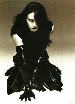 severemagazinementality:  doiha And some gratuitous hair porn too. But those gloves