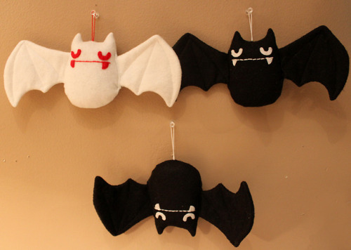 loveandasandwich:Another fall item ready in the shop!  Little Bats!You can choose black or albino, h