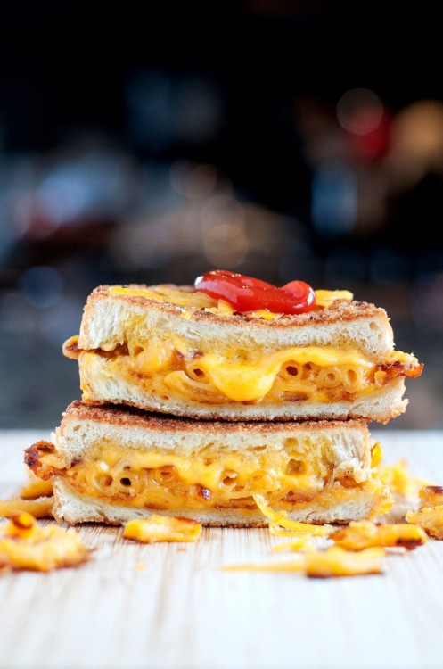 chocolatefoood:
“ Mac & Cheese Grilled Cheese
”