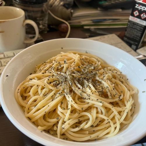 Spaghetti Basilico is a friend of the poor.
Boil the spaghetti with plenty of salted water, drain the water, spray it with olive oil, sprinkle it with dried basil, and voila! and it’s ready to eat.
It’s delicious.
I can eat as much as I want.
I...