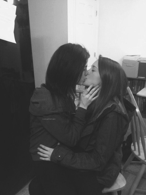 lipstick-lesbian:  ♀♡♀ 