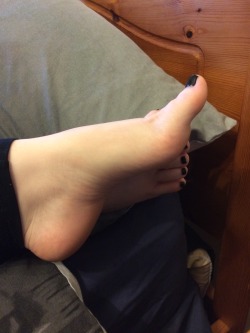 ellessexyfeet:  Resting