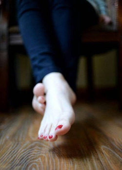 foot-perv:  Reblog if you LOVE pretty feet!
