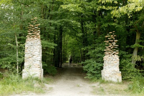 f-l-e-u-r-d-e-l-y-s:  Gravity-Defying Land Art by Cornelia Konrads German artist  creates mind-bending site-specific installations in public spaces, sculpture parks and private gardens around the world. Her work is frequently punctuated by the illusion