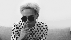 jiyoong-blog:  adjusting his shades 