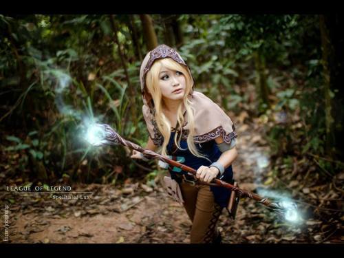 league-of-legends-sexy-girls: Lux Cosplay