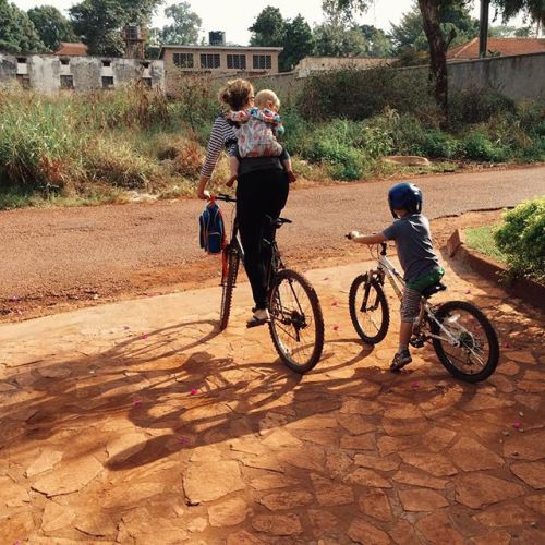333psi:  Cruising the school run #candidchildhood #tulababycarriers #bikesareawesome by dancetothedr