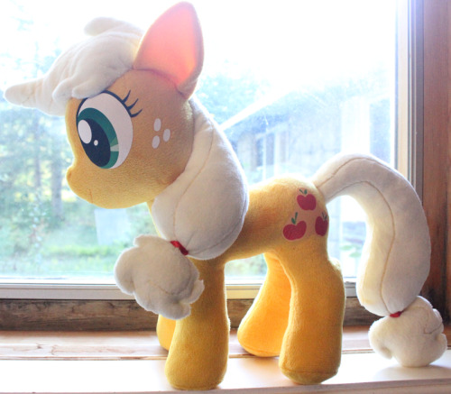 Applejack V2! With a felt hat, this time around. She’s up for sale on my friend/collaborator's