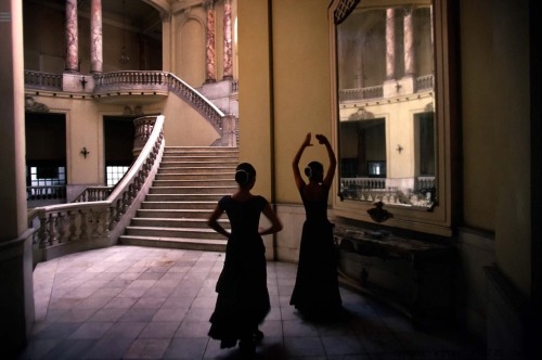 cubaypuertoricoson:Girls practice at Havana, Cuba. By Daniel Kramer.