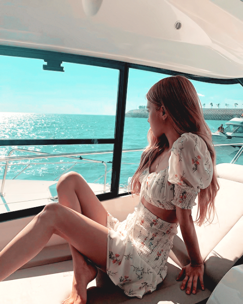 sefuns:191020 roses_are_rosie IG update — Look at the sea(for anon)