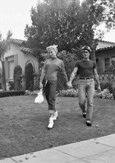 warnerarchive: Tony Curtis and Janet Leigh at home, c. early 1950s 