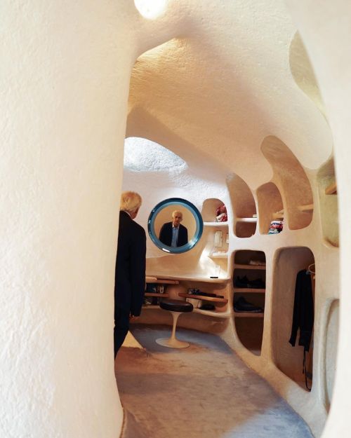 dear-science:Architect Javier Senosiain at his residency Casa Orgánica and Nido