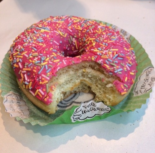 drankinwatahmelin:  mariannadominicana:  graceless-goddess:  afro-arts:  Dat Donut  www.datdonut.com  Chicago, IL  CLICK HERE for more black owned businesses!  Wow. My heart. And stomach  I need to hit up this place immediately   thats a big ass donut.