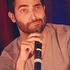 pekyuliarnuisance:tyler hoechlin does things with his face at the wolfs bane convention.