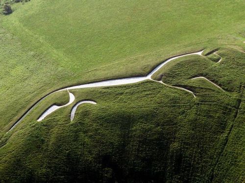 celebrateasimplelife:lorenzens-soil:The White Horse at Uffington, Oxfordshire, England (AP Photo)“Ta