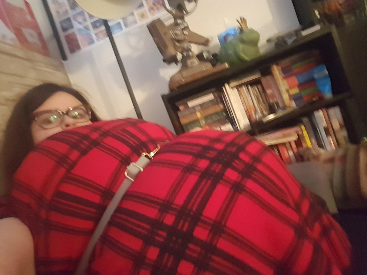 bigger-and-bigger:Stuffed my clothes with pillows… funny how this followed my natural