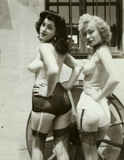 lastwords–out:  Donna Watkins (left) and Wilhelmina Barrenfen (right), 1950′s, USA, Spider Pool models. 