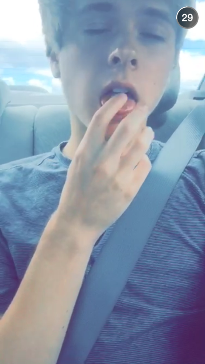 lxkekorns:unclekornicob: I’m in the car and my lips feel swollen and I feel like im on drugs
