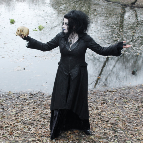 itsblackfriday:You know just chilling by a pond with a skull it’s not weird hi.Attempting to model t