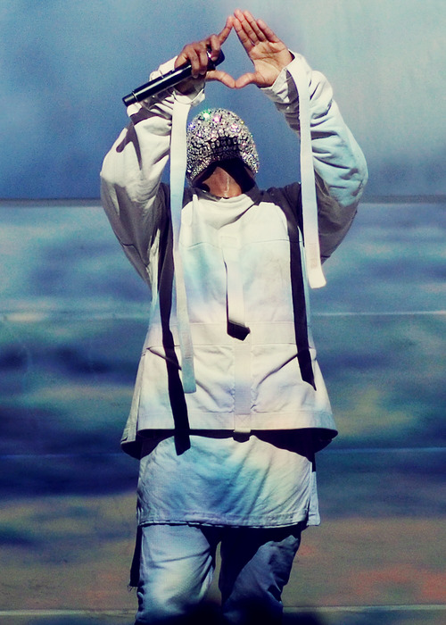 welovekanyewest:  throw your diamonds in the sky if you feel the vibe
